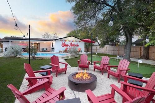 Oakwell Farms House | Starcrest 4 Br Haven Pool Hot Tub Putt Putt Arcade