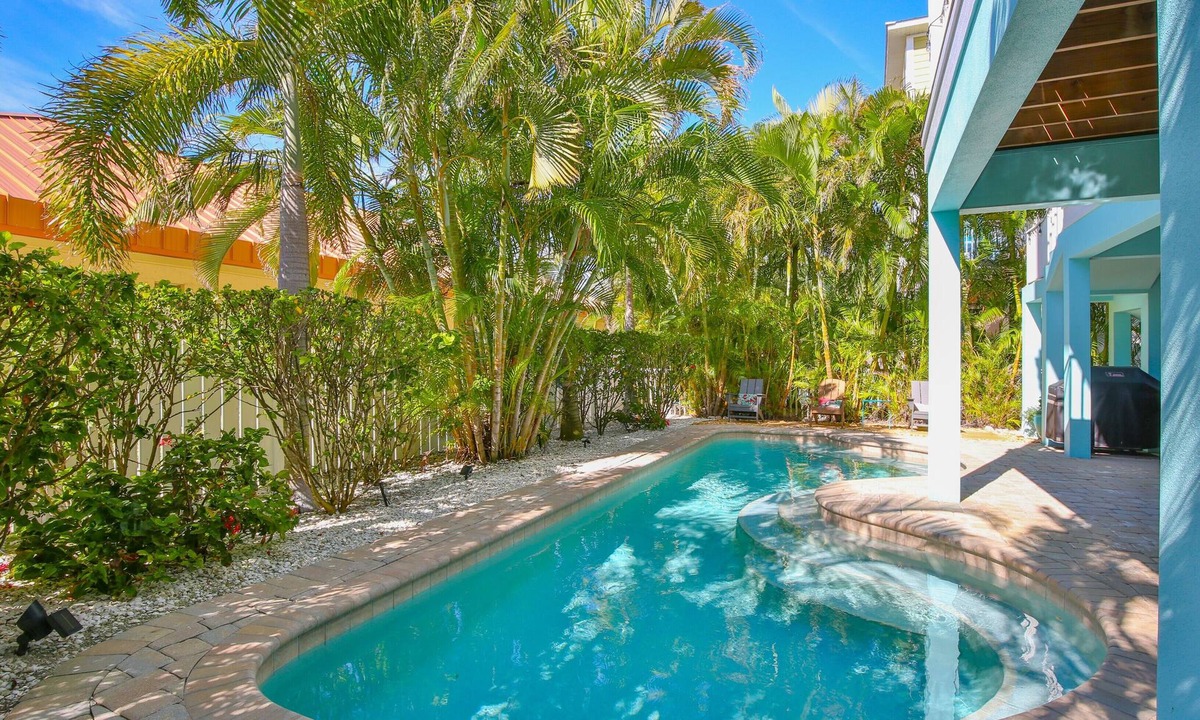 Bradenton Beach Condo | Starfish Unit B - Heated Shared Pool, Sunsets, Private Elevator & Rooftop Deck!