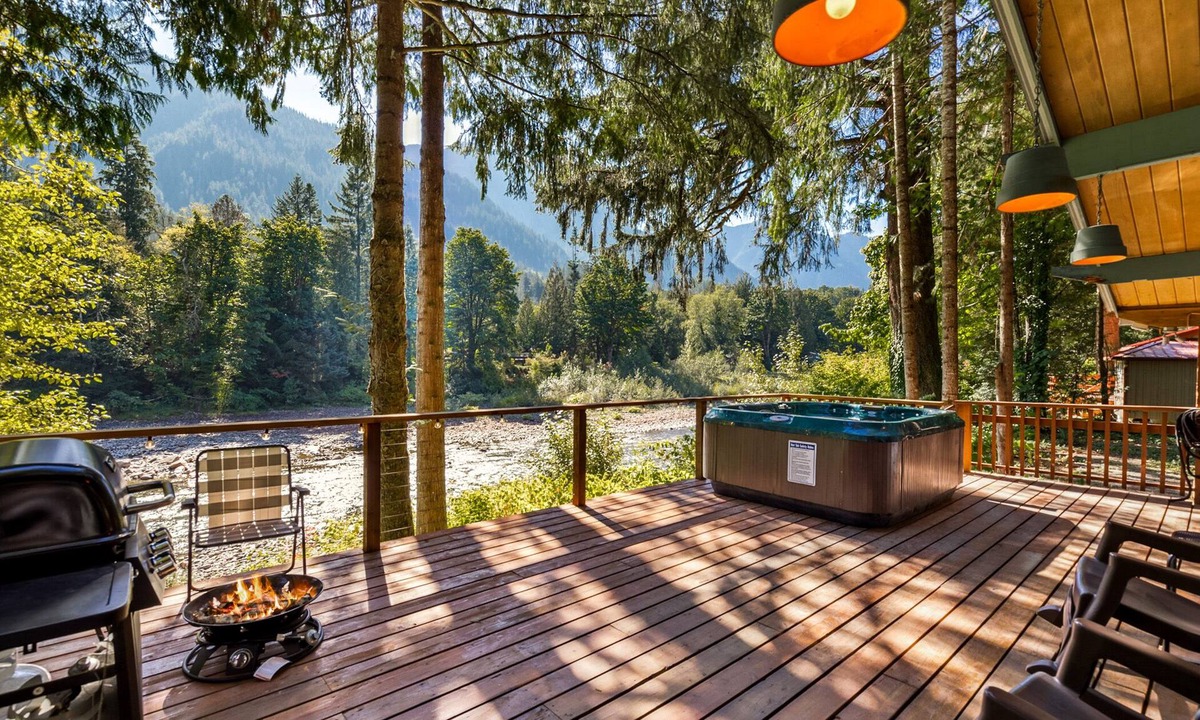 Gold Bar Cabin | Stargazer Studio - riverfront pet-friendly cabin