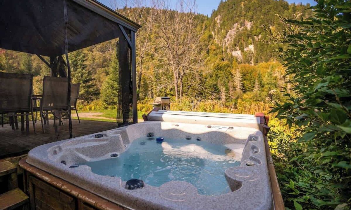 Saint-Raymond Cabin | Stargazing Hot Tub ,Mountain Backdrops, Fireplace