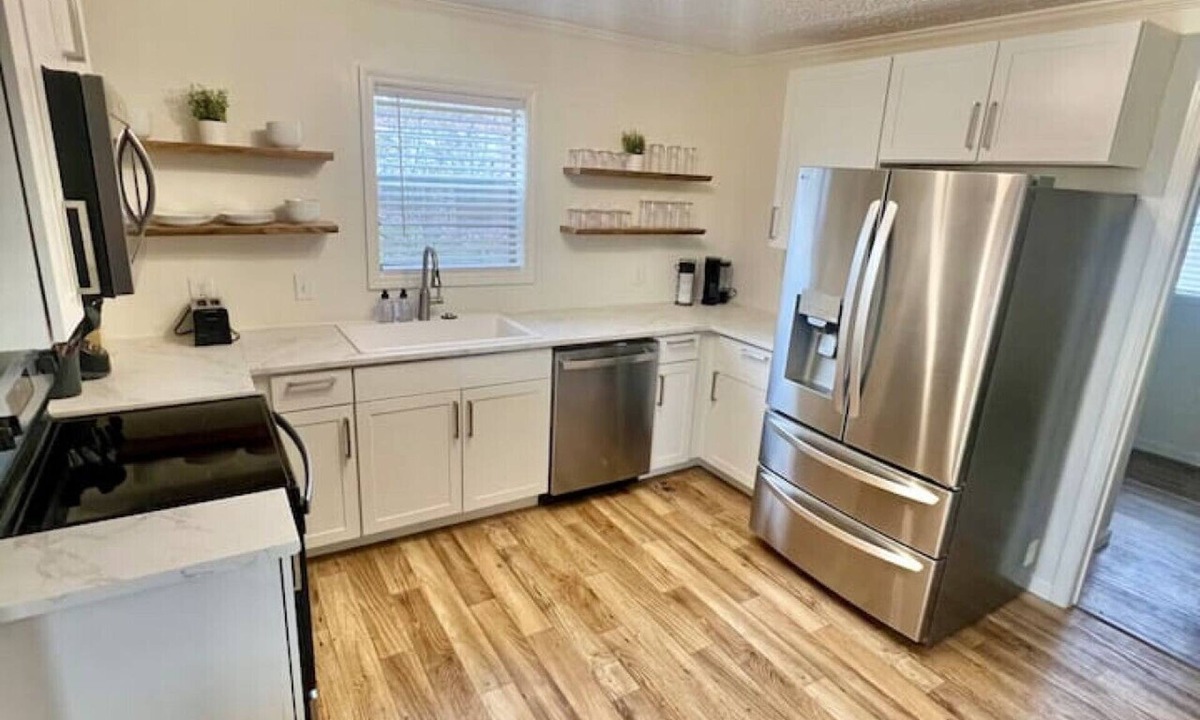 Starkville House | Stark Social House | Sleeps 6 | Game Day