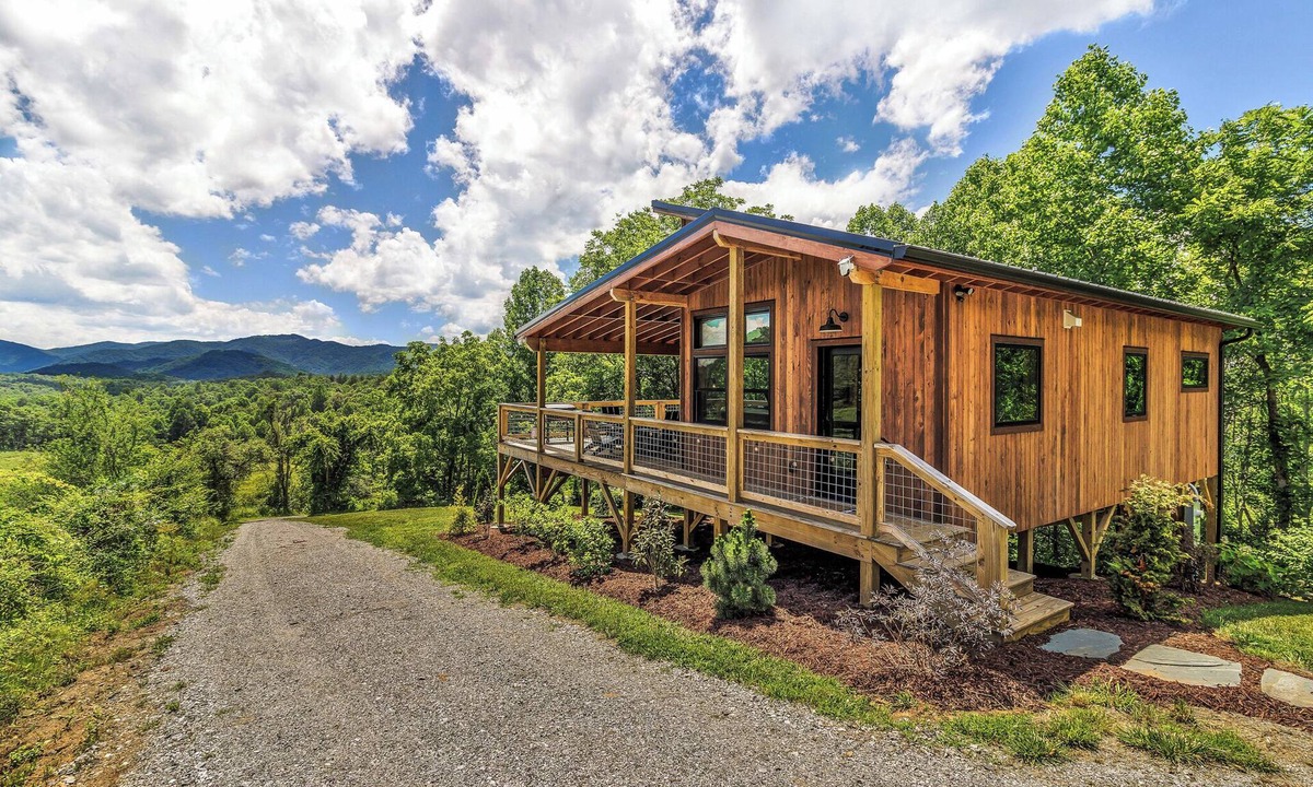 Marshall House | Starlight Hideaway w Hot tub and Fire Pit