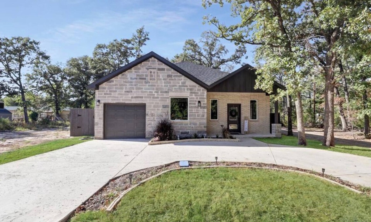 Enchanted Oaks House | Starry Night On Cedar Creek Lake/Starlink Internet/Pet Friendly!