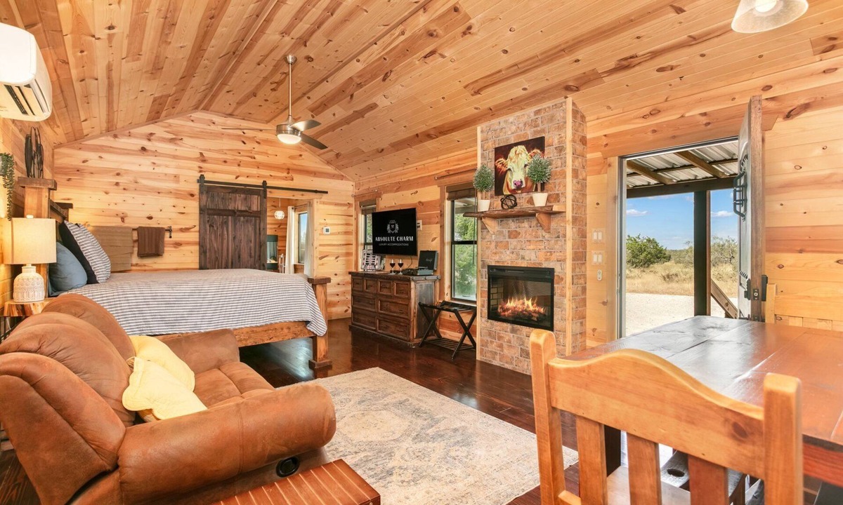 Llano Cabin | Starry Night | Romantic Hill Country Cabin, Hot Tub, Full Kitchen, Pet Friendly w/fee