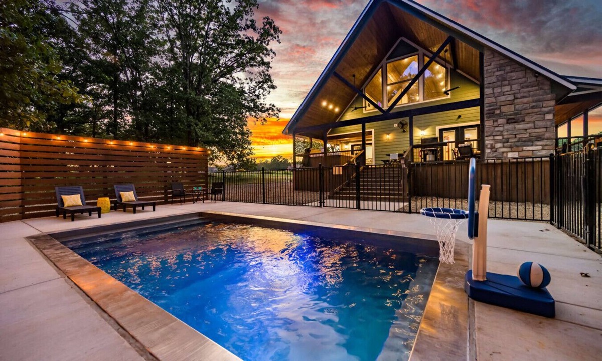 Broken Bow Cabin | Stars Hollow · New Listing! Heated Pool, Hot Tub & Game Room