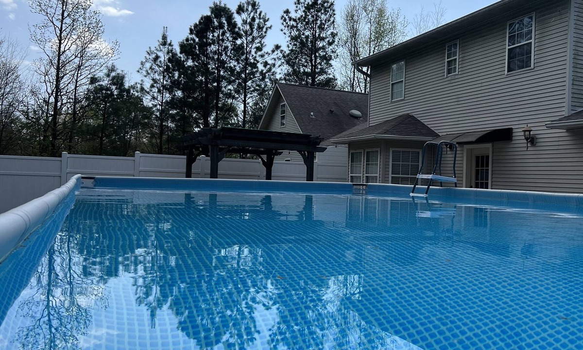 Mid America House | “Stasiak Manor” Beautiful 6 Bedroom/3 bath Home with private pool!