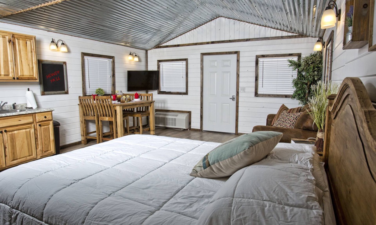 Monument Hotel | Stateline Cabins & RV