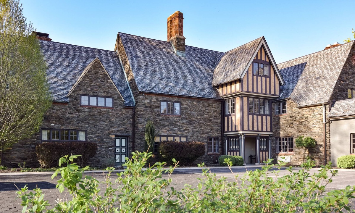 Harrisburg House | Stately and Historic Riverfront Mansion.Pet Friendly!