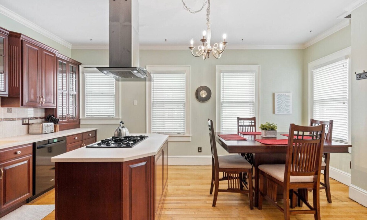 East Avenue House | Stately Park Ave. Century Home - Sleeps 6!