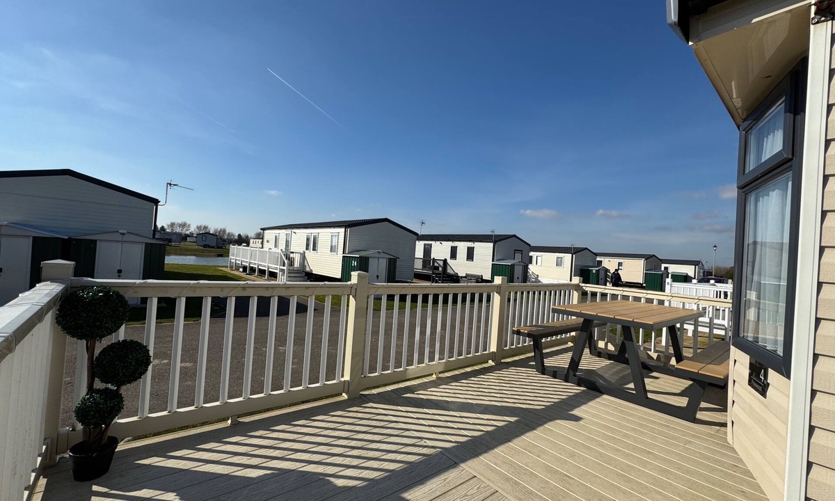 Mablethorpe Cabin | StaticHomeSleeps6-Lakeview-PetsOK-Balcony-Parking