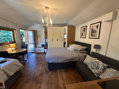Solihull Bed & Breakfast | Station Approach Solihull Cabin Stays