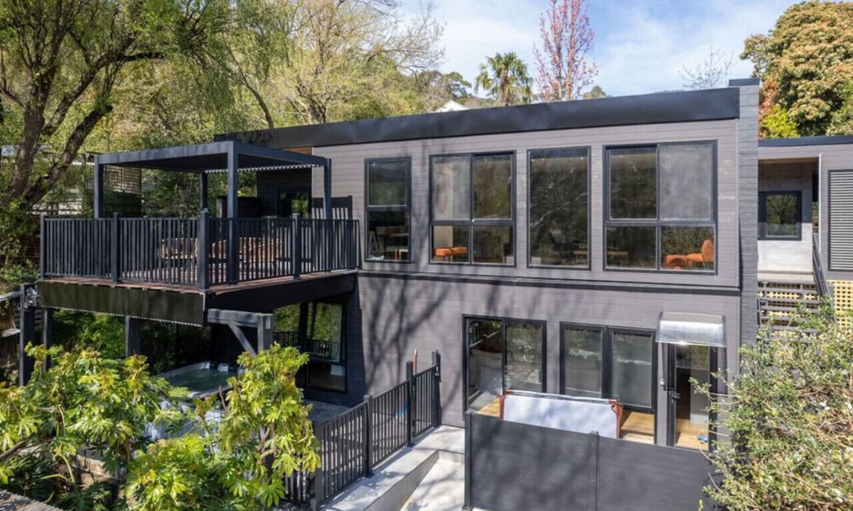 Warburton House | Station Penthouse with Private Spa