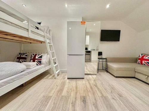 Earlsfield Apartment | Station-side top-floor studio