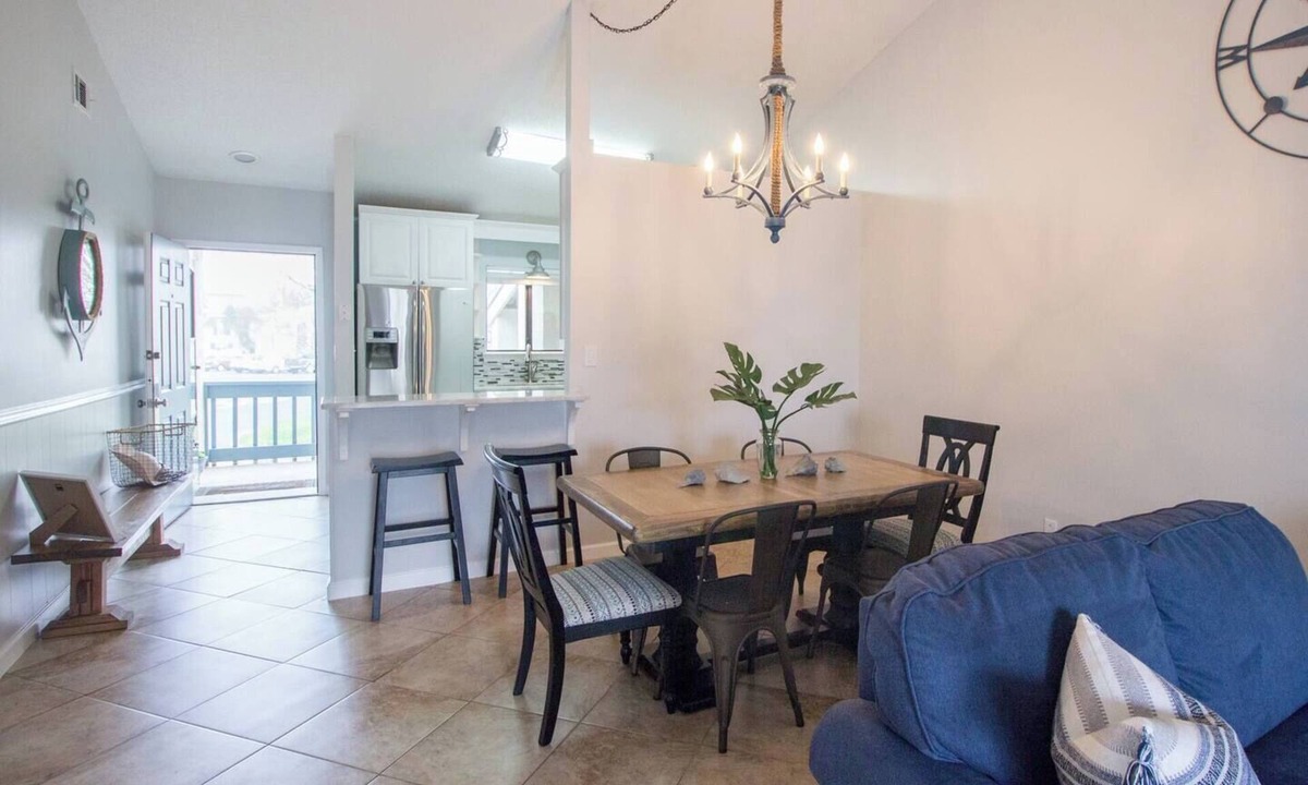 Scenic Gulf Drive Condo | Stay a While - 3 min walk to private beach access!nn