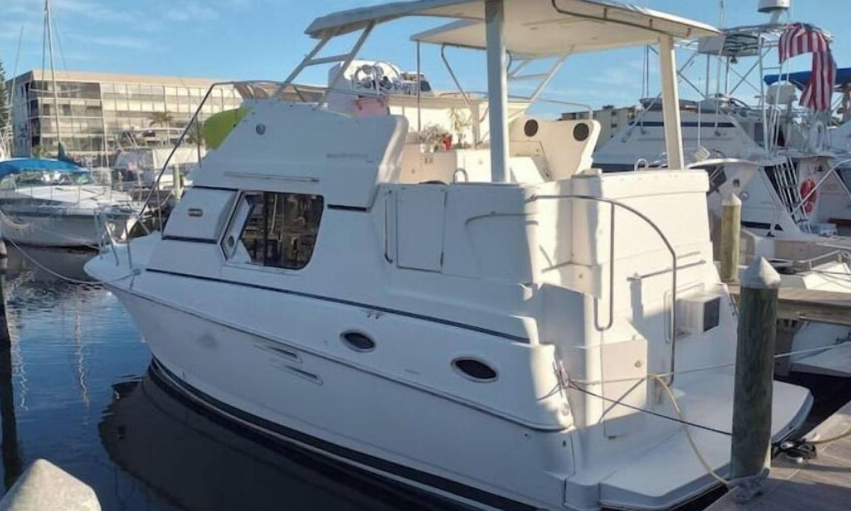 Venetian Way Boat Rental | Stay Aboard a Beachside Boatel