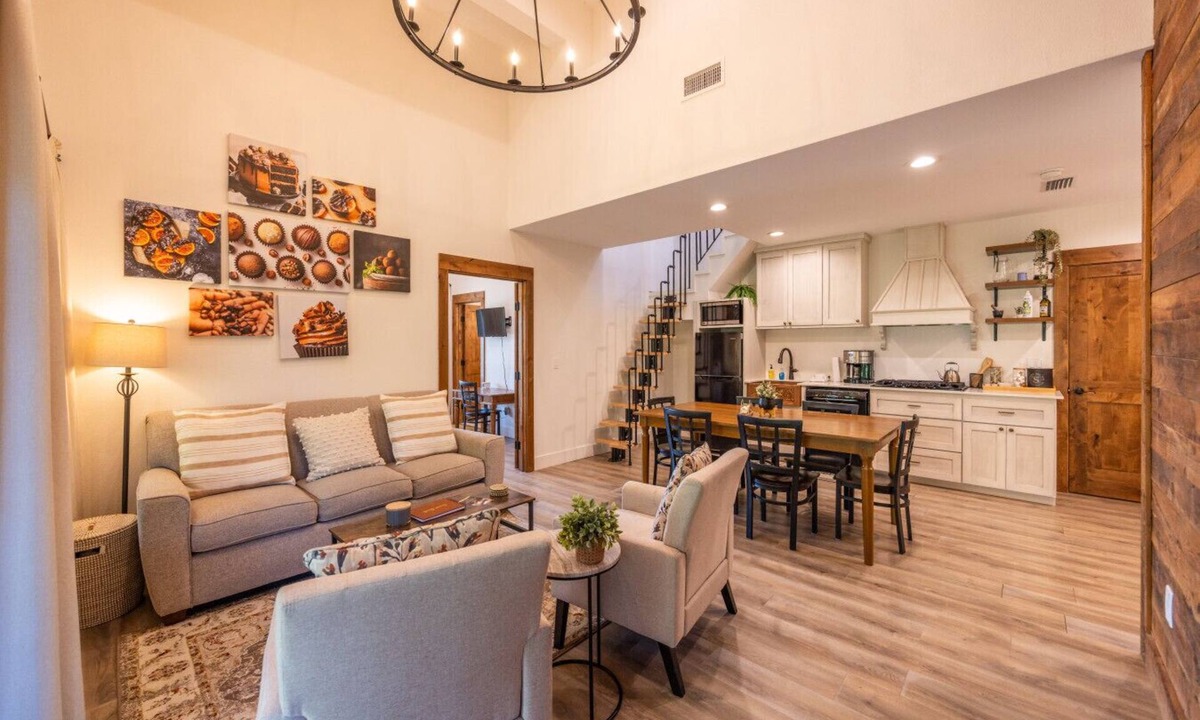 Waco House | Stay Above a Chocolate Factory | Spacious Suite for 6 Walk to Café