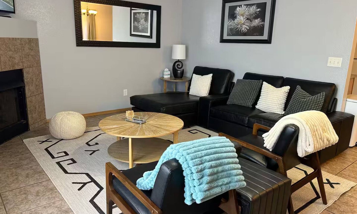Springdale House | Stay and enjoy in this convenient & centrally-located 2-storey townhouse/duplex.