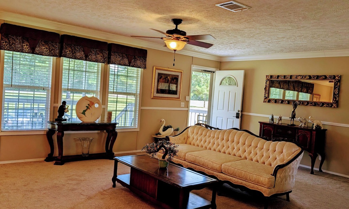 Valley Grande House | Stay at a 4-bedroom Unique Historic Landmark just outside of the city of Selma.n