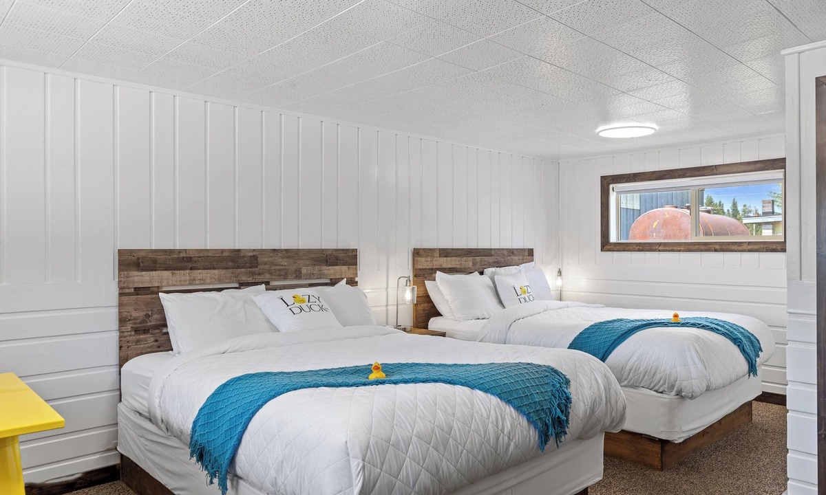 West Yellowstone Hotel | Stay at Lazy Duck Inn #20 Double Queens, just 1 minute to Yellowstone!