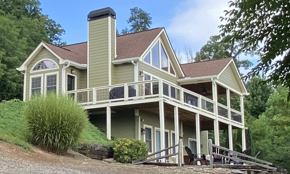 Hayesville House | Stay at The Overlook - A Blueridge Mountain Getaway!