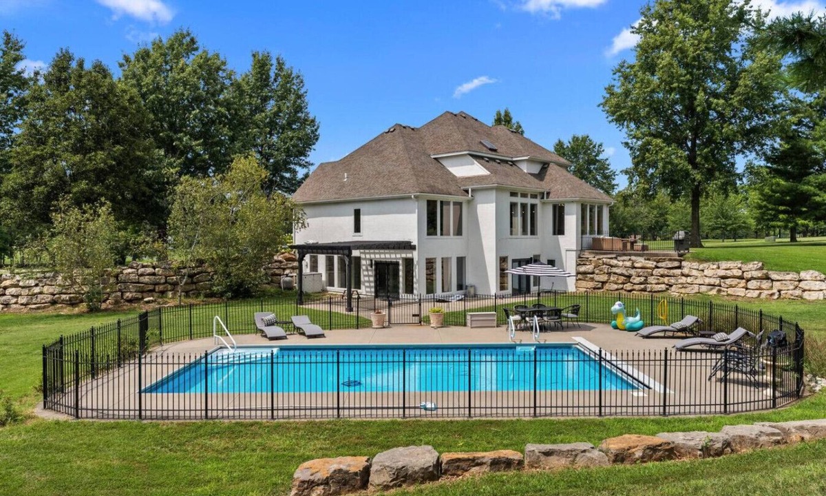 Lee's Summit House | Stay at Whispering Pines