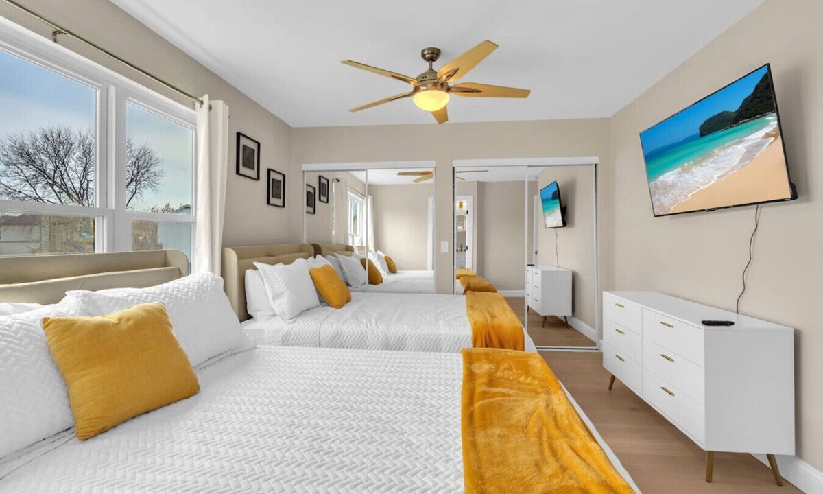 Streamwood House | Stay Awhile! Spacious Home w/All You Need