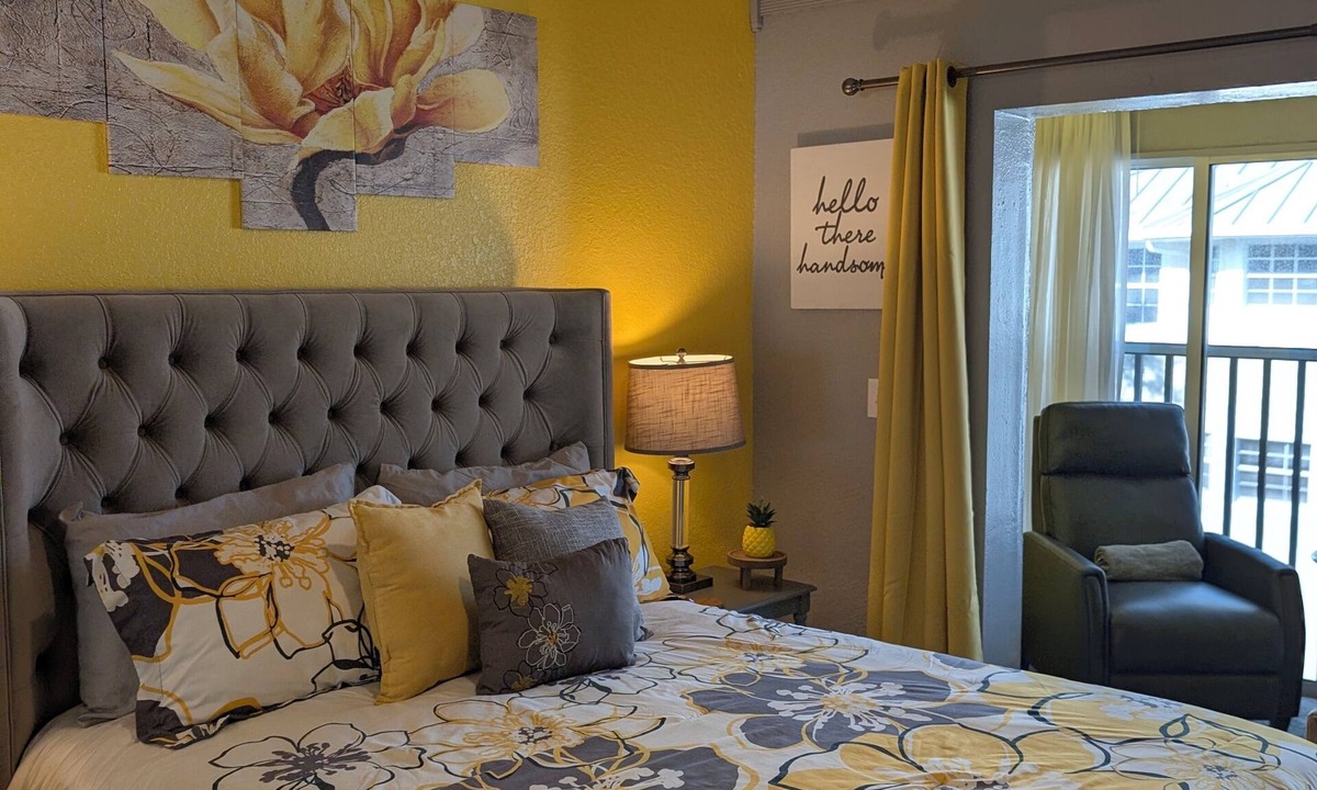 Lutz Condo | Stay Bare and Bright at Pineapple Paradise