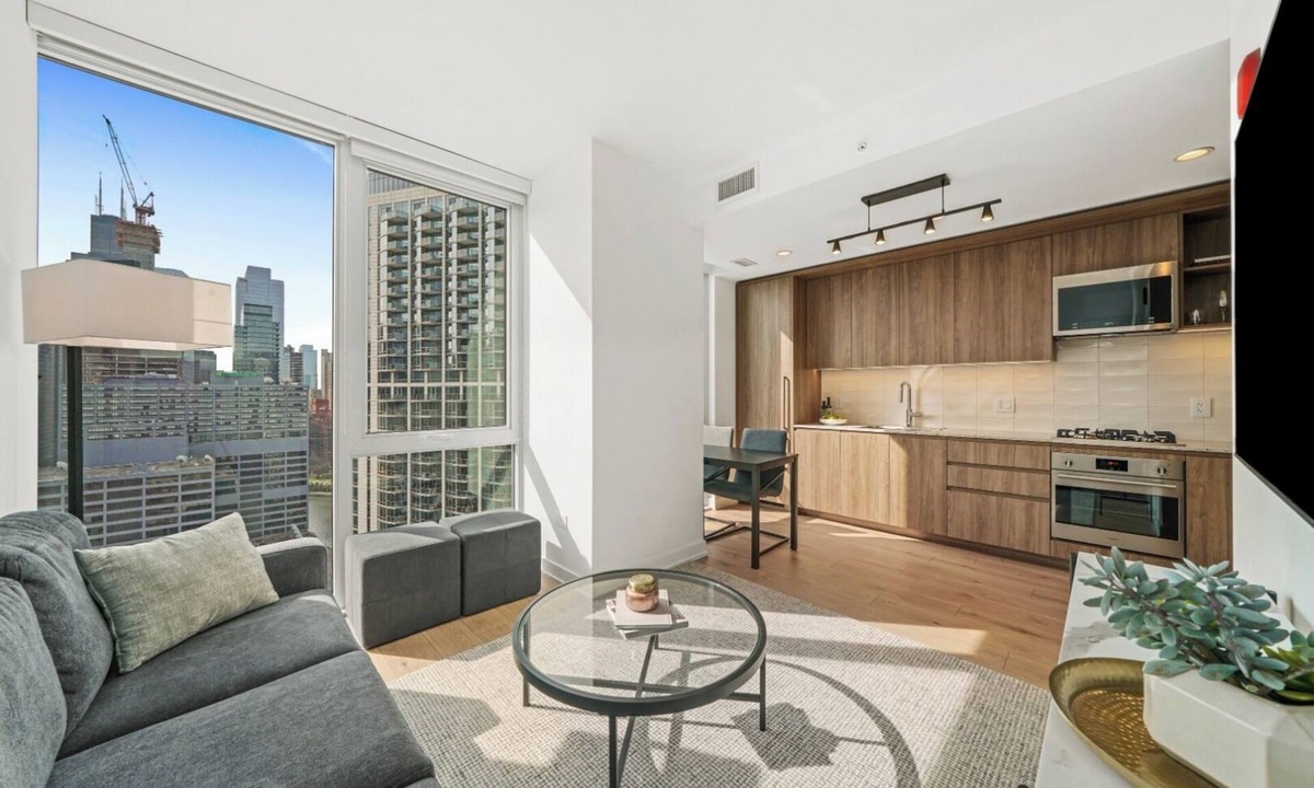 Killgubbin Apartment | Stay Chic in Chicago: River North Suites w/Luxe Amenities & Prime Location!