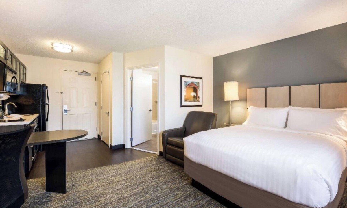 Far North Dallas Hotel | Stay Close to Galleria Dallas & Addison Circle Park! Pets Allowed, Full Kitchen!