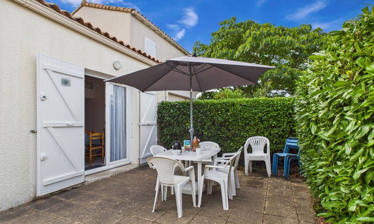 Saint-Vincent-sur-Jard House | Stay for 5 with shared pool, terrace