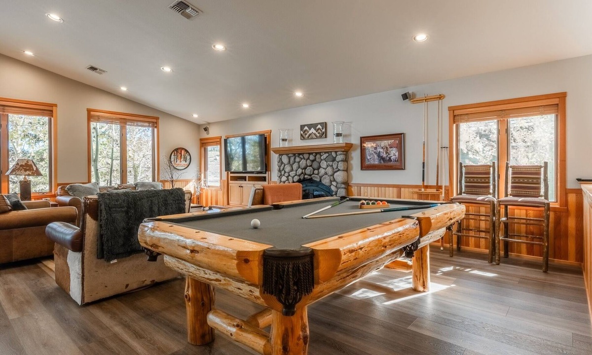 Mammoth Lakes House | Stay for Ski! Fantastic Mountain Townhome! Shared Hot Tub! Pool Table! Views!