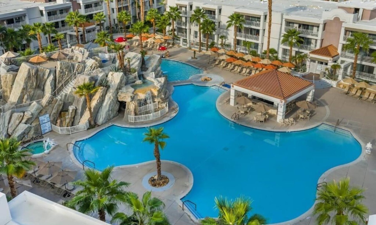 Canyon Corridor Hotel | Stay in 2 Large Suites with Kitchen & Tranquil Views for Relaxation