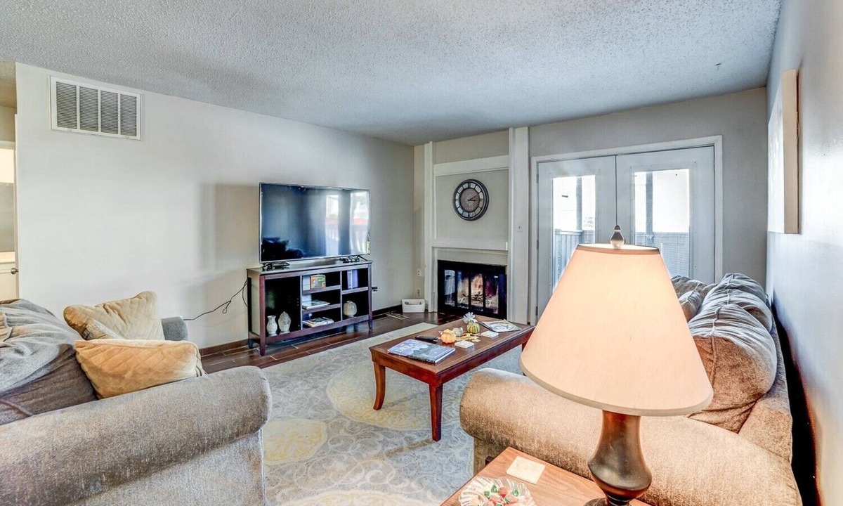 South Tulsa Condo | Stay in a classically designed apt near ORU, exercise trails, and restaurants!