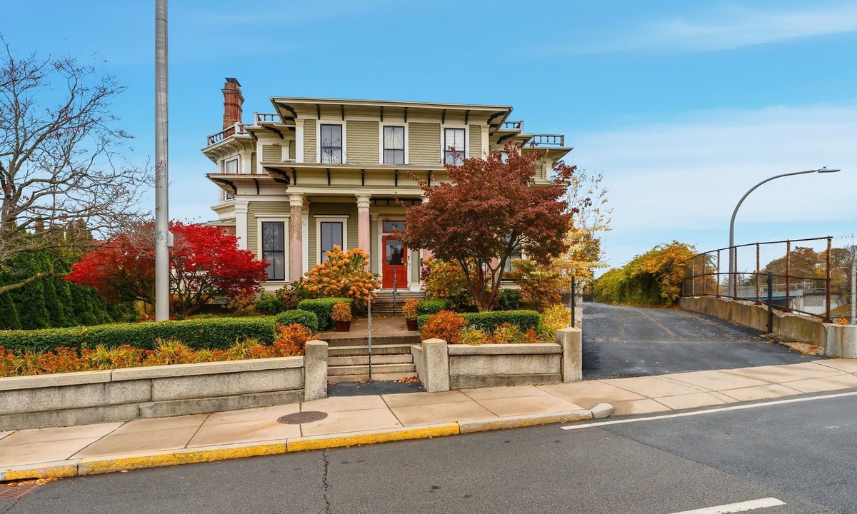 Pawtucket House | Stay in a piece of history!