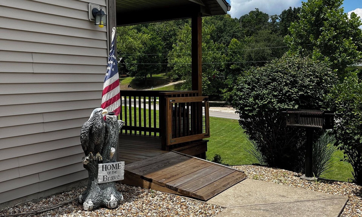 Sunrise Beach Cabin | Stay in cozy cabin 5 off of Lake of the Ozarks in beautiful Sunrise Beach, MO
