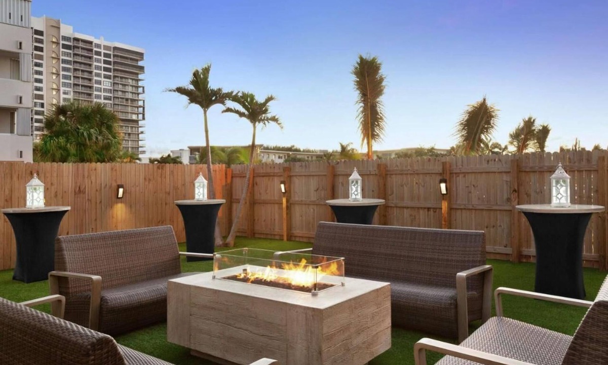 Singer Island Hotel | Stay in Oceanview 2 Queen Beds w/Balcony