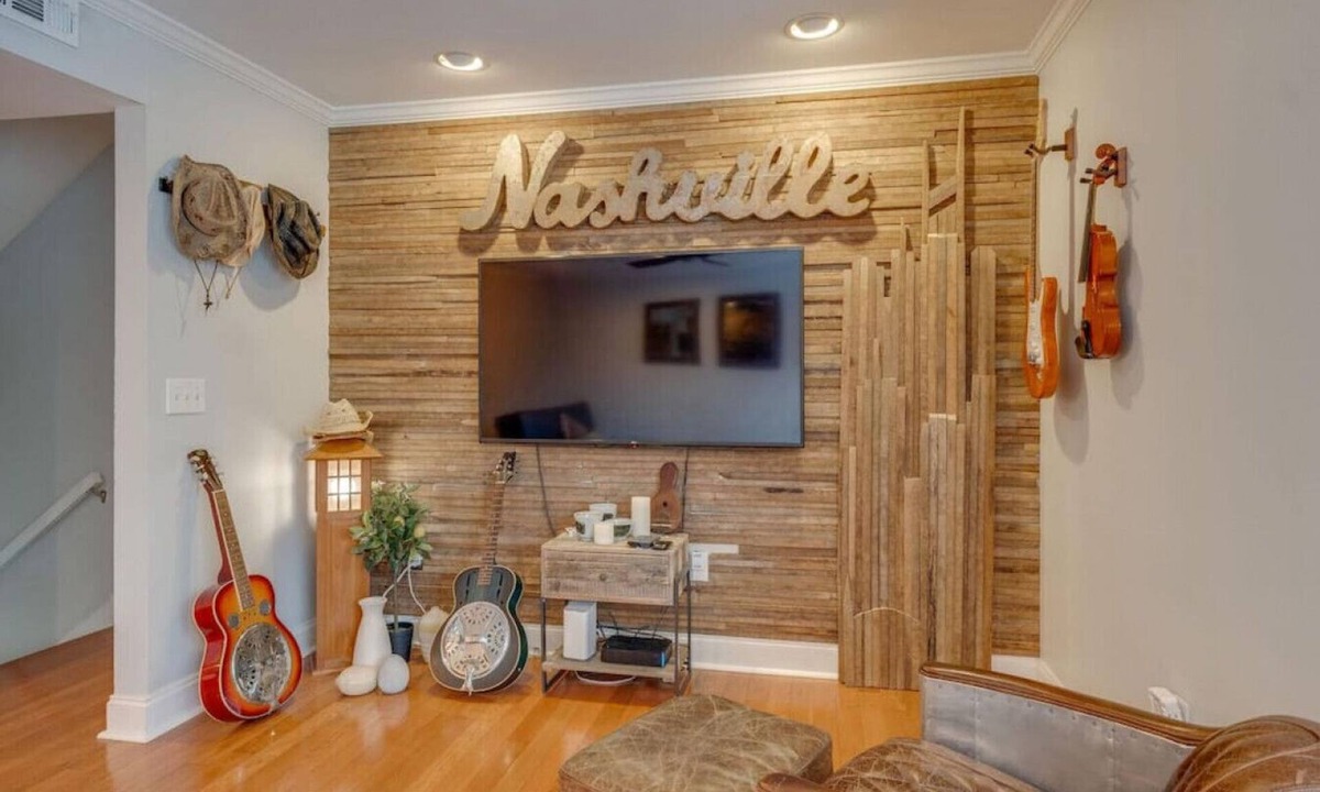 Rutledge Hill Villa | Stay in the heart of Downtown - Walk to Broadway!