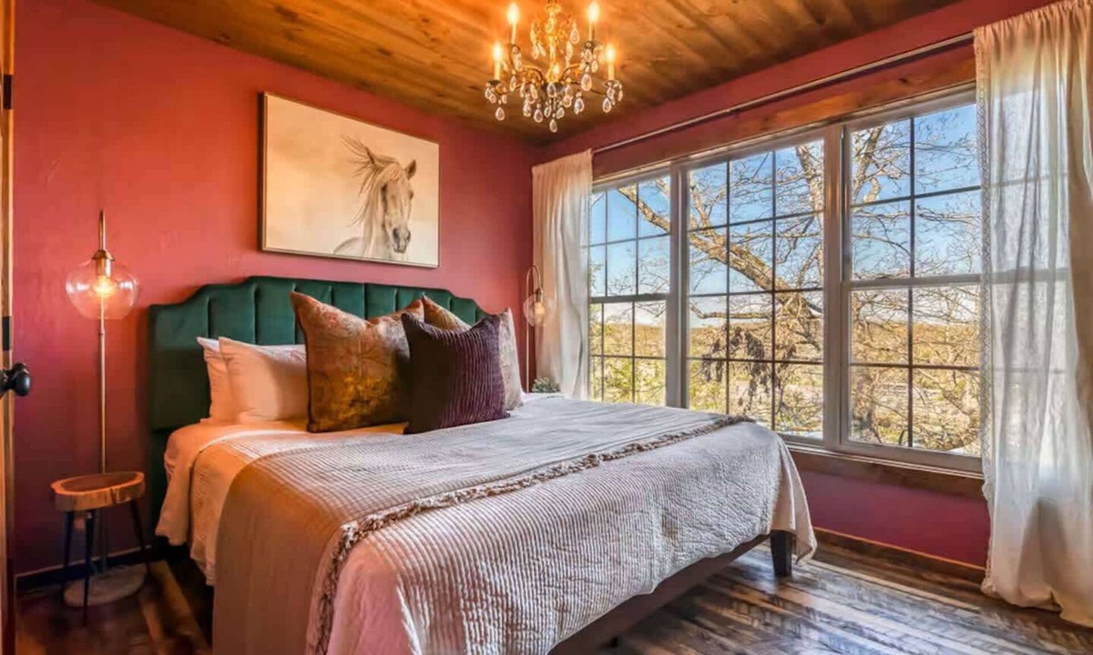 Branson House | Stay in the Tree House! One of a Kind Experience!