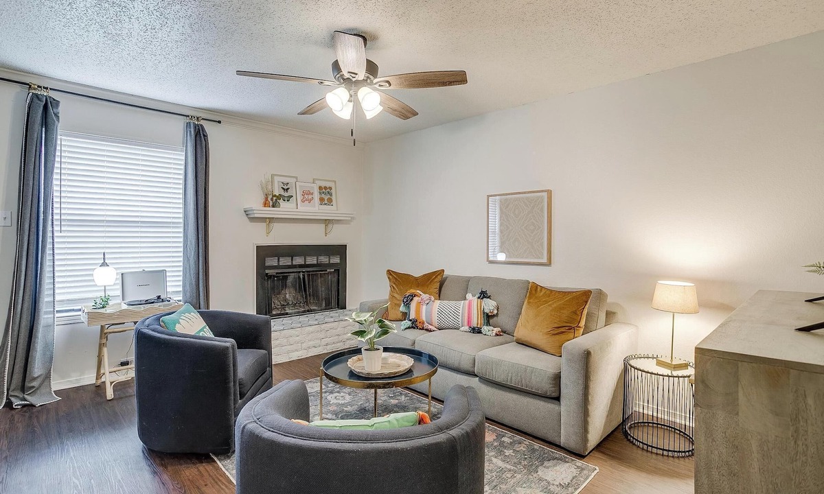 Benbrook House | Stay Local in the Fort