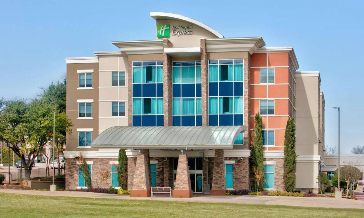 Far North Dallas Hotel | Stay Near Galleria + Pool & Breakfast Included