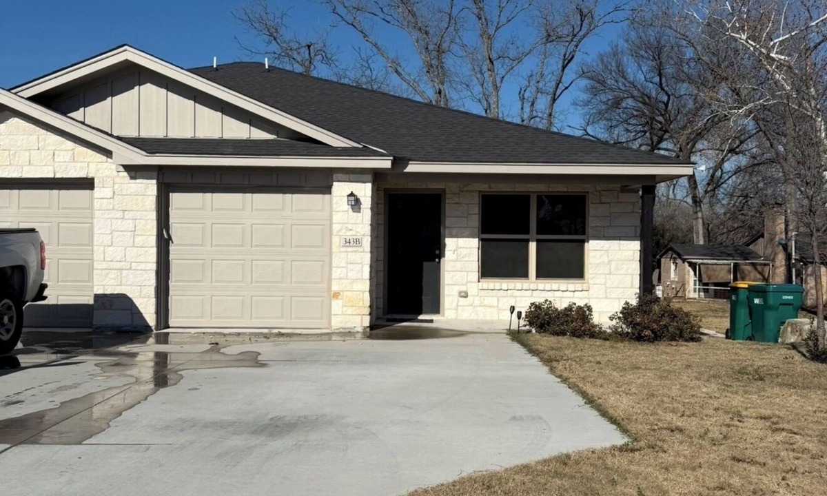 Belton House | Stay Near It All – Belton Duplex w/Backyard + Parking