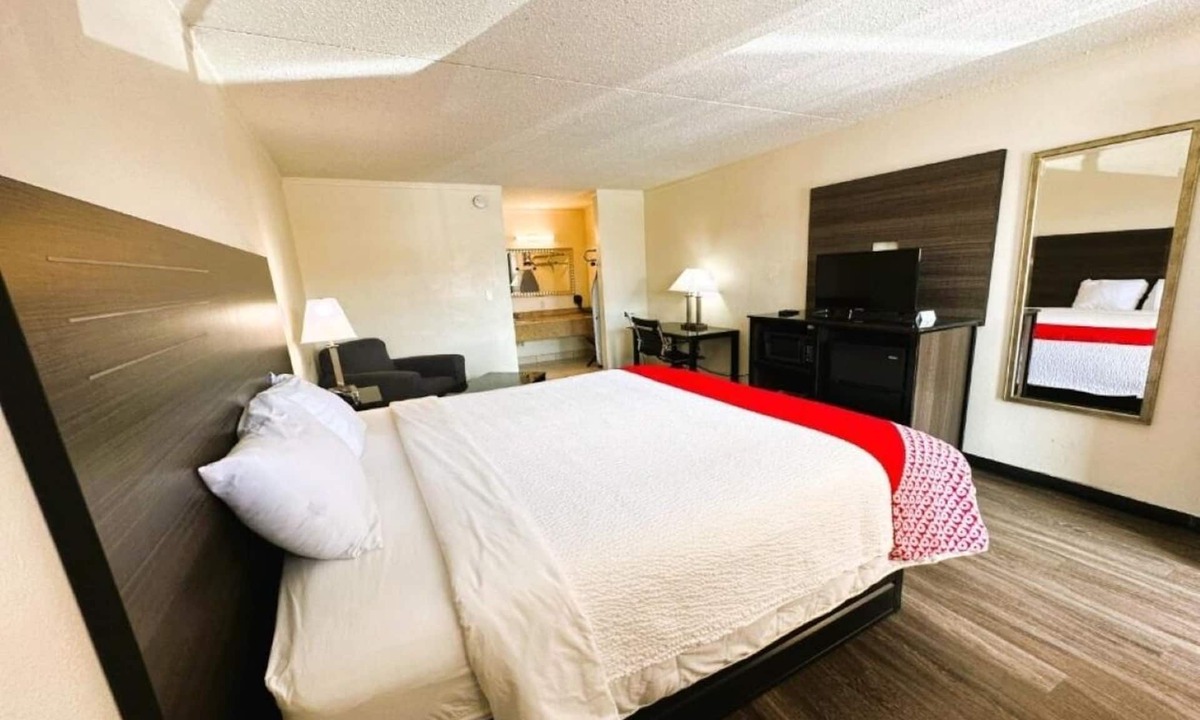 West San Antonio Hotel | Stay Near Lackland Air Force Base in 2 Rooms - Outdoor Pool, Free Parking