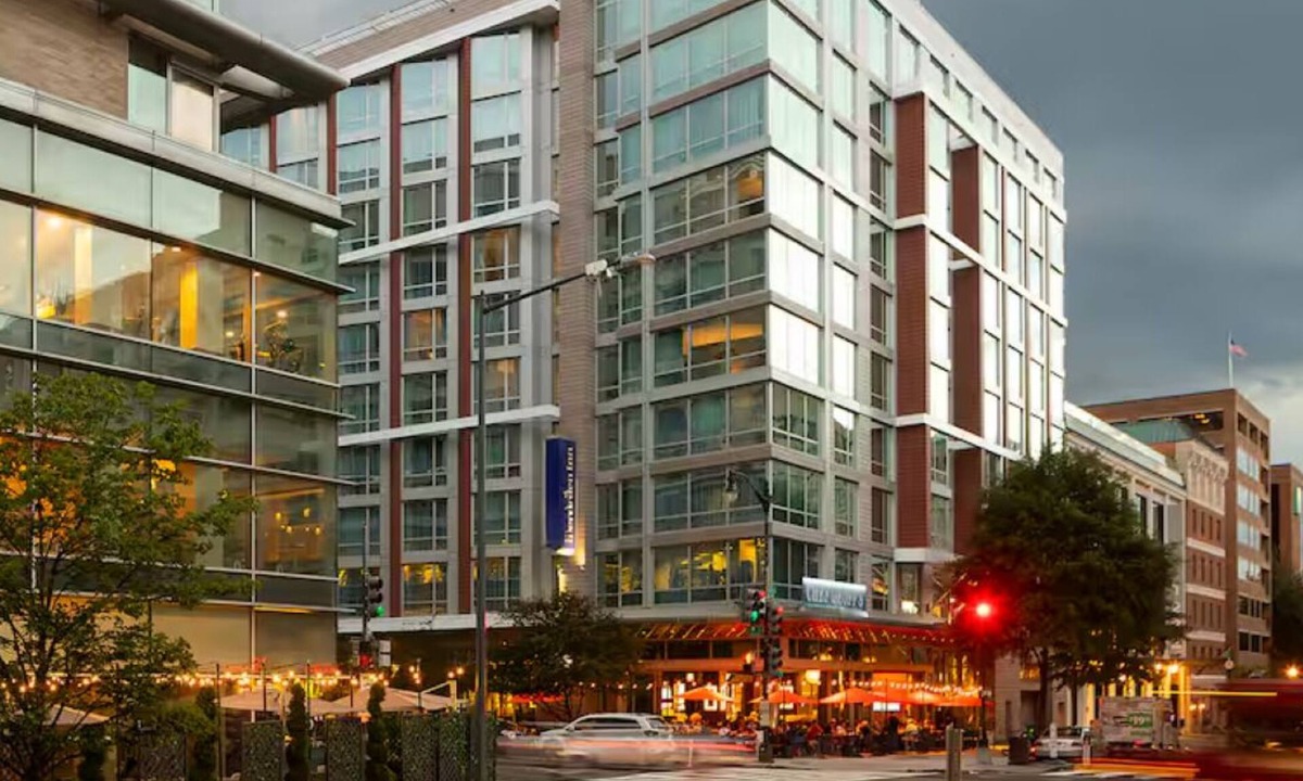 West End House | Stay Near to Lincolin Memorial – 7 Min Walk, Stylish Unit w/Rooftop Pool Access