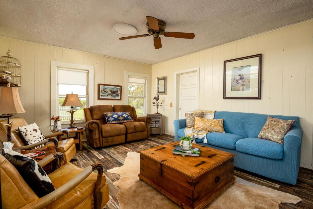 Dennis House | Stay on a 350-acre Cattle Ranch! Brazos River! Tubing! Petting zoo!