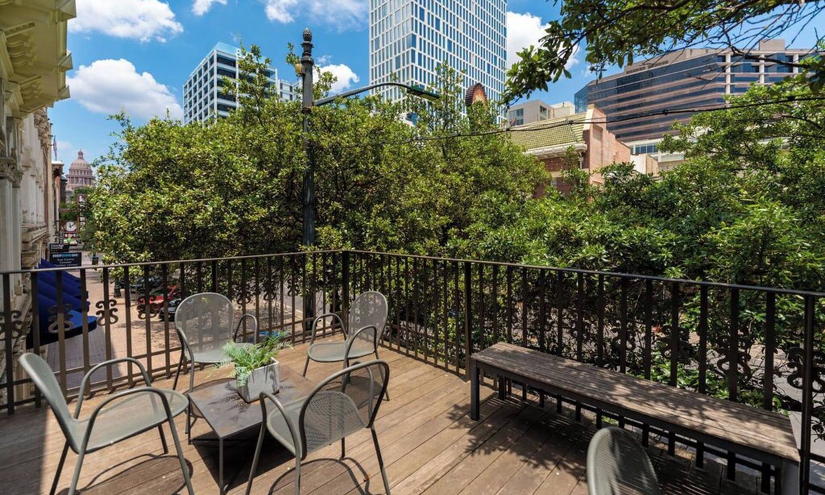 Downtown Austin House | Stay & Play in Style: Iconic Views, Chef’s Kitchen, Game Room & Luxury Living