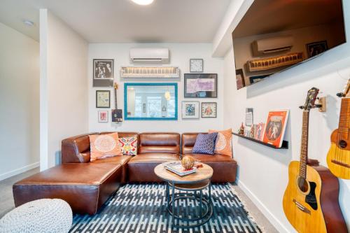 Hosford-Abernethy House | Stay Portland - Crossroads Vintage Funk Penthouse - 94 WalkScore