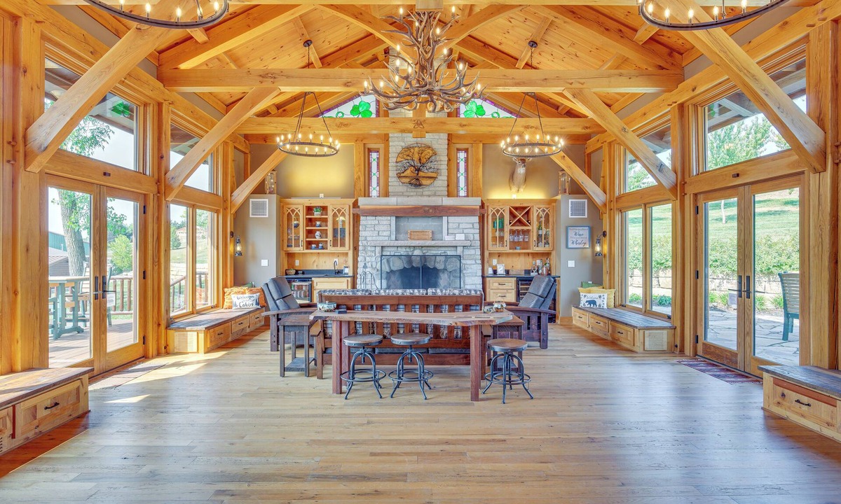 Excelsior Springs Cottage | Stay & Sip: Group Ranch at Shamrock Hills Vineyard