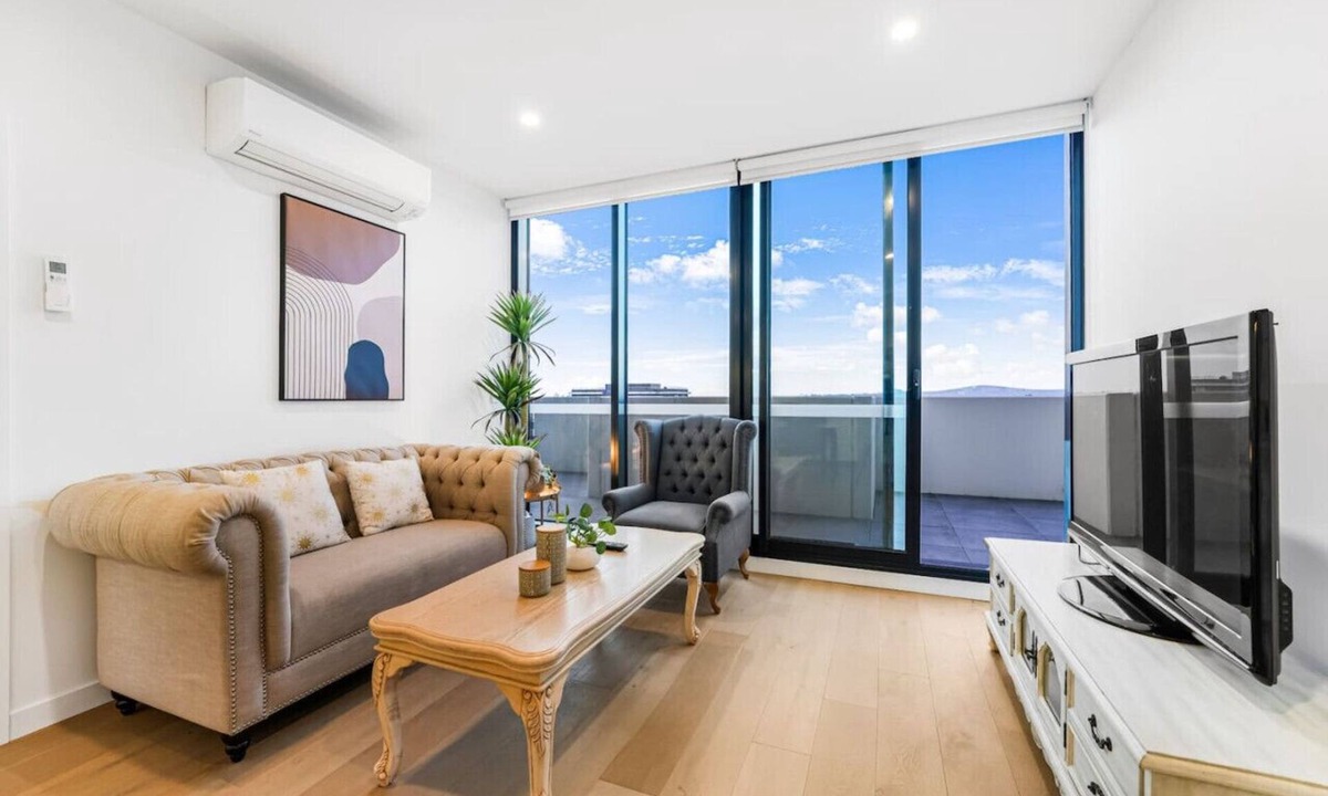 Box Hill Apartment | StayAU Spacious 2BR Stunning Sunset Views