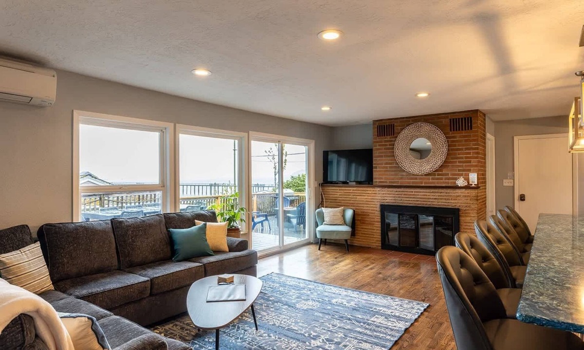 Garibaldi House | #StayinMyDistrict Garibaldi Bay Views