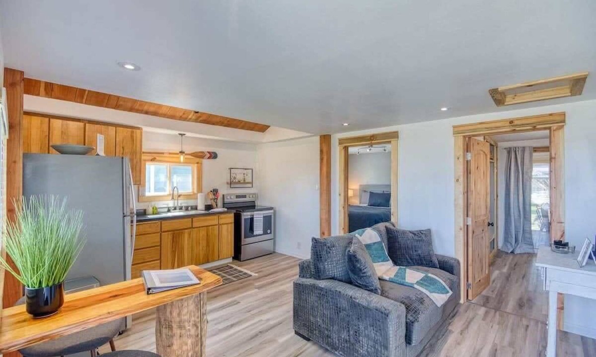 Lakeside House | #StayinMyDistrict Lakeside Cottage